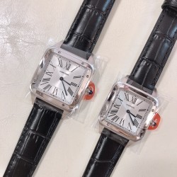 实拍【XF新款预告】有故事的腕表 卡地亚 山度士 最时髦的方表，全新升级v2版本 最新，最薄，最轻，最准！一比一正品复刻，完美还原正品魅力！进口石英机芯，不像机械表那样易出故障，零误差，近无返修。大号43.531.4毫米，小号38 x 27.5毫米。