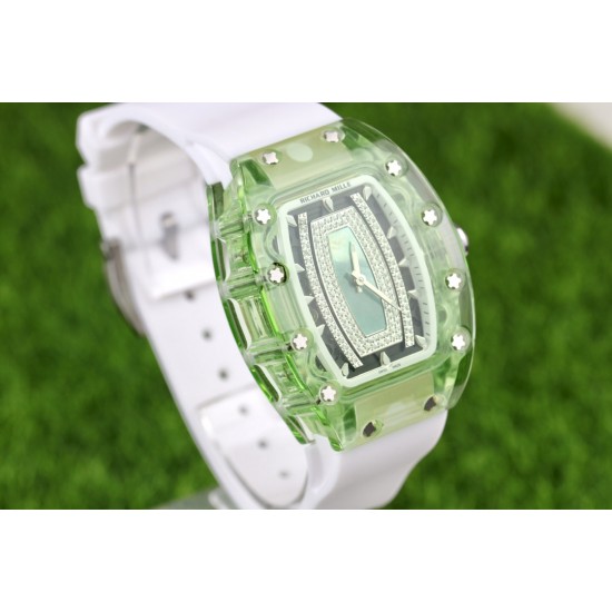 实拍 理查德•米勒清凉夏日最新款RichardMille RM 07-02✨酒桶形表壳由整块绿色由有机玻璃打造而成,配用原装西铁城全自动机芯,顶级橡树表带。尺寸为46mmx32mmx14mm。表壳加工无论从工程还是技术角度都堪称挑战,没有丝毫容错空间。女装腕表以著名的鸡尾酒及其蕴含的精神思潮为灵感。 实拍 理查德•米勒清凉夏日最新款RichardMille RM 07-02✨酒桶形表壳由整块绿色由有机玻璃打造而成,配用原装西铁城全自动机芯,顶级橡树表带。尺寸为46mmx32mmx14mm。表壳加工无论从工程还是技术角度都堪称挑战,没有丝毫容错空间。女装腕表以著名的鸡尾酒及其蕴含的精神思潮为灵感。
