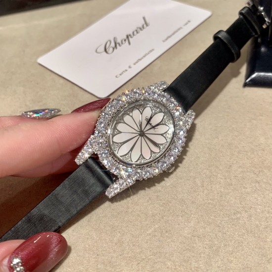 萧邦 LHEURE DU DIAMANT MEDIUM OVAL 此款LHeure du Diamant 椭圆形切割贝壳雕纹镶钻表盘 环以点缀钻石的表圈 优雅气韵 时尚风格和萧邦精湛的手工艺尽显无遗 光华耀眼 萧邦 LHEURE DU DIAMANT MEDIUM OVAL 此款LHeure du Diamant 椭圆形切割贝壳雕纹镶钻表盘 环以点缀钻石的表圈 优雅气韵 时尚风格和萧邦精湛的手工艺尽显无遗 光华耀眼