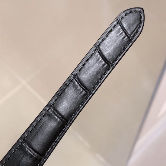 实拍 卡地亚钥匙系列 Cl de Cartier 一款充满浪漫色彩的腕表,时光之钥打开典雅之门。此款钥匙采用316精钢打造出直径35毫米,字面采用凸体印刷,蓝宝石镜面,瑞士石英机芯,在经典设计元素的基础上对腕表整体细节大幅度提升,保证新品腕表的高超性能。从外观看它不是家族中的显贵,但一定是家族的骄傲、低调而奢华。 实拍 卡地亚钥匙系列 Cl de Cartier 一款充满浪漫色彩的腕表,时光之钥打开典雅之门。此款钥匙采用316精钢打造出直径35毫米,字面采用凸体印刷,蓝宝石镜面,瑞士石英机芯,在经典设计元素的基础上对腕表整体细节大幅度提升,保证新品腕表的高超性能。从外观看它不是家族中的显贵,但一定是家族的骄傲、低调而奢华。
