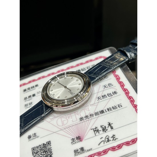 真钻来了 伯爵“时来运转”顶级奢侈品入门款第一眼看到它的时候我一眼就中,首先是外观设计足够百搭,➕上外层一圈可来回转动 很有寓意、一起“转动,遇见非凡”。大号34mm,深蓝色鳄鱼皮可轻松拆卸 看上去就高端,机芯采用瑞士进口石英机芯,螺旋式表圈316L精钢打磨抛光 表面光亮如镜、表盘内圈钻石刻度真钻,圈口外镶2.5分真钻 ,字面刻度11颗真钻,内外都是真钻 ,如假包换附上一表一证 真钻来了 伯爵“时来运转”顶级奢侈品入门款第一眼看到它的时候我一眼就中,首先是外观设计足够百搭,➕上外层一圈可来回转动 很有寓意、一起“转动,遇见非凡”。大号34mm,深蓝色鳄鱼皮可轻松拆卸 看上去就高端,机芯采用瑞士进口石英机芯,螺旋式表圈316L精钢打磨抛光 表面光亮如镜、表盘内圈钻石刻度真钻,圈口外镶2.5分真钻 ,字面刻度11颗真钻,内外都是真钻 ,如假包换附上一表一证