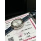 真钻来了 伯爵“时来运转”顶级奢侈品入门款第一眼看到它的时候我一眼就中,首先是外观设计足够百搭,➕上外层一圈可来回转动 很有寓意、一起“转动,遇见非凡”。大号34mm,深蓝色鳄鱼皮可轻松拆卸 看上去就高端,机芯采用瑞士进口石英机芯,螺旋式表圈316L精钢打磨抛光 表面光亮如镜、表盘内圈钻石刻度真钻,圈口外镶2.5分真钻 ,字面刻度11颗真钻,内外都是真钻 ,如假包换附上一表一证 真钻来了 伯爵“时来运转”顶级奢侈品入门款第一眼看到它的时候我一眼就中,首先是外观设计足够百搭,➕上外层一圈可来回转动 很有寓意、一起“转动,遇见非凡”。大号34mm,深蓝色鳄鱼皮可轻松拆卸 看上去就高端,机芯采用瑞士进口石英机芯,螺旋式表圈316L精钢打磨抛光 表面光亮如镜、表盘内圈钻石刻度真钻,圈口外镶2.5分真钻 ,字面刻度11颗真钻,内外都是真钻 ,如假包换附上一表一证