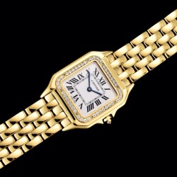实拍 GF最强女表系列——卡地亚猎豹Panthre de Cartier。华丽而不羁，是Panthre de Cartier猎豹所传达的美学风格。它线条流畅，魅惑动人，柔软服帖于腕间，宛若在肌肤上翩翩起舞。独特的造型彰显成熟优雅、自信动人的女性形象。GF工厂以精湛技艺，原装开模，打造出与正品无异的精美流线表耳，与表壳一体成型。搭载瑞士朗达石英机芯，316L精钢壳套，尺寸：27 x 37毫米，厚度：6毫米，表冠镶嵌一颗合成蓝色尖晶石，镀银表盘，剑形蓝钢指针，100%三度防水。搭配专柜旅行包装物料。