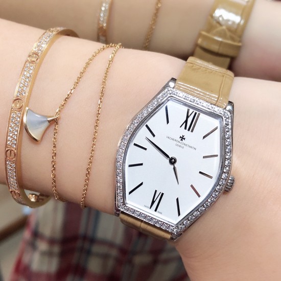 实拍 江诗丹顿-Vacheron Constantin 作为世界上历史悠久的钟表制造商从未停止生产,秉承悉力以赴,精益求精的品牌座右铭,其中有一款-Malte系列25530/000R-9742,经典酒桶型婉表,防磨水晶镜面,内部经反光处理,配置瑞士原装石英机芯,尺寸28.40*38.67毫米,厚度7.28毫米。表壳电镀18K白金/玫瑰金,表带有布绢带,牛皮带两种选择,针扣配带.市面最高版本,你值得拥有! 实拍 江诗丹顿-Vacheron Constantin 作为世界上历史悠久的钟表制造商从未停止生产,秉承悉力以赴,精益求精的品牌座右铭,其中有一款-Malte系列25530/000R-9742,经典酒桶型婉表,防磨水晶镜面,内部经反光处理,配置瑞士原装石英机芯,尺寸28.40*38.67毫米,厚度7.28毫米。表壳电镀18K白金/玫瑰金,表带有布绢带,牛皮带两种选择,针扣配带.市面最高版本,你值得拥有!