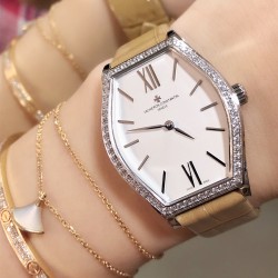 实拍 江诗丹顿-Vacheron Constantin 作为世界上历史悠久的钟表制造商从未停止生产，秉承悉力以赴，精益求精的品牌座右铭，其中有一款-Malte系列25530/000R-9742，经典酒桶型婉表，防磨水晶镜面，内部经反光处理，配置瑞士原装石英机芯，尺寸28.40*38.67毫米，厚度7.28毫米。表壳电镀18K白金/玫瑰金，表带有布绢带，牛皮带两种选择，针扣配带.市面最高版本，你值得拥有！