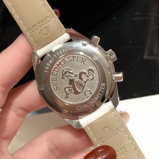 ★实拍 欧米茄-OMEGA 六针超霸系列多功能石英 女士腕表 表盘內设有横向椭圆形小表盘,6点钟位置设有垂直椭圆日历窗口。时针、分针及小秒盘的秒针均经过镀铑处理,( Omega)超霸系列以其标志性的外观设计以及精准走时的机芯品质深受消费者的喜爱。超霸系列的配色款式很多,提供给了消费者很多的选择 ★实拍 欧米茄-OMEGA 六针超霸系列多功能石英 女士腕表 表盘內设有横向椭圆形小表盘,6点钟位置设有垂直椭圆日历窗口。时针、分针及小秒盘的秒针均经过镀铑处理,( Omega)超霸系列以其标志性的外观设计以及精准走时的机芯品质深受消费者的喜爱。超霸系列的配色款式很多,提供给了消费者很多的选择