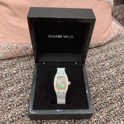 实拍 理查德米勒 RichardMille 糖果棉花糖 最新爆款 bon bon系列最稀有的作品！克服传统工艺打破模式！钟表最受尊敬的技术之一。不是所有人的嫁妆，棉花糖运动曲线和颜色，它们是诱人的。有了理查德米勒，实现了把棉花糖戴在你的手腕上！白色陶瓷加上黄粉绿搪瓷表盘，RM-07柔和的颜色创造了一个组合...甜蜜！糖果店的一次旅行，一个让人难以置信的艺术品。你会戴上它吗？