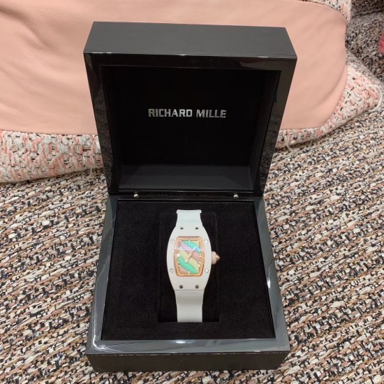 实拍 理查德米勒 RichardMille 糖果棉花糖 最新爆款 bon bon系列最稀有的作品!克服传统工艺打破模式!钟表最受尊敬的技术之一。不是所有人的嫁妆,棉花糖运动曲线和颜色,它们是诱人的。有了理查德米勒,实现了把棉花糖戴在你的手腕上!白色陶瓷加上黄粉绿搪瓷表盘,RM-07柔和的颜色创造了一个组合...甜蜜!糖果店的一次旅行,一个让人难以置信的艺术品。你会戴上它吗? 实拍 理查德米勒 RichardMille 糖果棉花糖 最新爆款 bon bon系列最稀有的作品!克服传统工艺打破模式!钟表最受尊敬的技术之一。不是所有人的嫁妆,棉花糖运动曲线和颜色,它们是诱人的。有了理查德米勒,实现了把棉花糖戴在你的手腕上!白色陶瓷加上黄粉绿搪瓷表盘,RM-07柔和的颜色创造了一个组合...甜蜜!糖果店的一次旅行,一个让人难以置信的艺术品。你会戴上它吗?