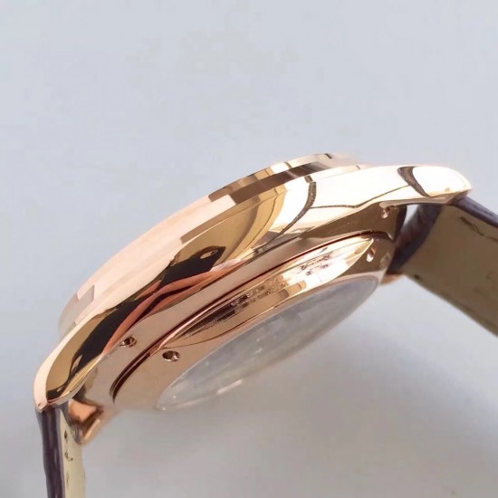 2019推出新款 Jaeger-leCoultre Master Ultra Thin Moon积家超薄月相大师系列42mm腕表,简洁的线条设计,赏心悦目的表盘。 显示令表盘尽显活力,6位24小时指针宛如一幕和谐美妙的腕上芭蕾。透过玻璃底盖,机芯运行一目了然。这款厚度仅5.8毫米的超薄机芯向世人证实,超凡的技艺和极尽复杂的功能可以在狭小的空间内完美展现 2019推出新款 Jaeger-leCoultre Master Ultra Thin Moon积家超薄月相大师系列42mm腕表,简洁的线条设计,赏心悦目的表盘。 显示令表盘尽显活力,6位24小时指针宛如一幕和谐美妙的腕上芭蕾。透过玻璃底盖,机芯运行一目了然。这款厚度仅5.8毫米的超薄机芯向世人证实,超凡的技艺和极尽复杂的功能可以在狭小的空间内完美展现