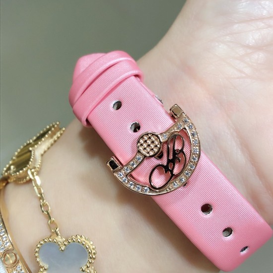 品牌:宝玑-Breguet ™️系列:珠宝系列 现推出石英版本 宝玑GJ29BB8924/5D58 雕花珍珠贝母 镶钻 女士腕表表壳电镀18K金鹅卵形表壳,外缘镶嵌24颗明亮式切割钻石和一颗日本Akoya 海水珍珠。尺寸:34.4 x 28.7毫米。表盘为玑镂刻花珍珠母贝。12点位置镶嵌宝玑铭牌。偏心小时刻度环,3点、6点、9点和12点位置设有钻石时标。宝玑经典针尖镂空式蓝钢指针。镌刻编号和Breguet隐形签名。丝缎表带,搭配折叠镶钻表扣。 品牌:宝玑-Breguet ™️系列:珠宝系列 现推出石英版本 宝玑GJ29BB8924/5D58 雕花珍珠贝母 镶钻 女士腕表表壳电镀18K金鹅卵形表壳,外缘镶嵌24颗明亮式切割钻石和一颗日本Akoya 海水珍珠。尺寸:34.4 x 28.7毫米。表盘为玑镂刻花珍珠母贝。12点位置镶嵌宝玑铭牌。偏心小时刻度环,3点、6点、9点和12点位置设有钻石时标。宝玑经典针尖镂空式蓝钢指针。镌刻编号和Breguet隐形签名。丝缎表带,搭配折叠镶钻表扣。