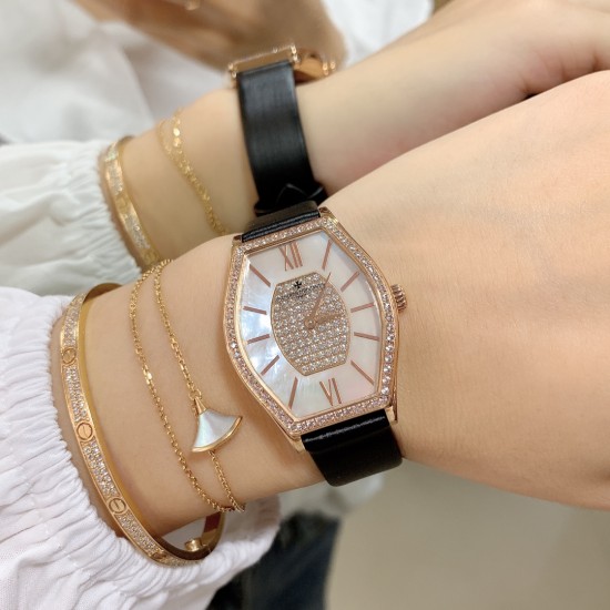 实拍 江诗丹顿-Vacheron Constantin 作为世界上历史悠久的钟表制造商从未停止生产,秉承悉力以赴,精益求精的品牌座右铭,其中有一款-Malte系列25530/000R-9742,经典酒桶型婉表,防磨水晶镜面,内部经反光处理,配置瑞士原装石英机芯,尺寸28.40*38.67毫米,厚度7.28毫米。表壳电镀18K白金/玫瑰金,表带有布绢带,牛皮带两种选择,针扣配带.市面最高版本,你值得拥有! 实拍 江诗丹顿-Vacheron Constantin 作为世界上历史悠久的钟表制造商从未停止生产,秉承悉力以赴,精益求精的品牌座右铭,其中有一款-Malte系列25530/000R-9742,经典酒桶型婉表,防磨水晶镜面,内部经反光处理,配置瑞士原装石英机芯,尺寸28.40*38.67毫米,厚度7.28毫米。表壳电镀18K白金/玫瑰金,表带有布绢带,牛皮带两种选择,针扣配带.市面最高版本,你值得拥有!