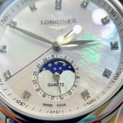 【赵丽颖同款】Longines浪琴 名匠系列女士腕表。全新浪琴名匠月相腕表系列。 诠释女性高贵典雅。精钢表壳直径：34毫米尺寸。官方一致6字位月相1-31日期显示功能。进口石英机芯。三码合一。采用进口头层牛皮、原装蝴蝶扣。珍珠母贝表盘在女表中是运用较多的元素，浪琴为其搭配了12颗钻石时标，将女性魅力发挥到极致。盘面6点钟位置的小表盘显示月相和日期，兼顾实用性和浪漫感，精巧别致。字表盘扫描打版，颜色、“麦粒”格纹深浅、内影字体大小粗细与正品完全一致。
