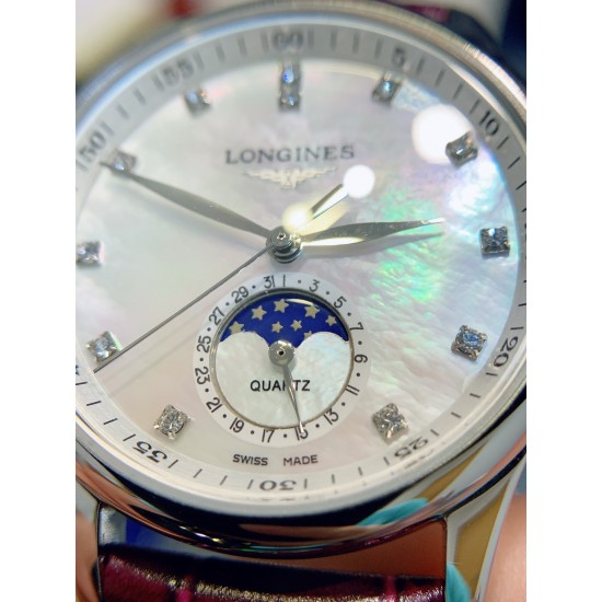 【赵丽颖同款】Longines浪琴 名匠系列女士腕表。全新浪琴名匠月相腕表系列。 诠释女性高贵典雅。精钢表壳直径:34毫米尺寸。官方一致6字位月相1-31日期显示功能。进口石英机芯。三码合一。采用进口头层牛皮、原装蝴蝶扣。珍珠母贝表盘在女表中是运用较多的元素,浪琴为其搭配了12颗钻石时标,将女性魅力发挥到极致。盘面6点钟位置的小表盘显示月相和日期,兼顾实用性和浪漫感,精巧别致。字表盘扫描打版,颜色、“麦粒”格纹深浅、内影字体大小粗细与正品完全一致。 【赵丽颖同款】Longines浪琴 名匠系列女士腕表。全新浪琴名匠月相腕表系列。 诠释女性高贵典雅。精钢表壳直径:34毫米尺寸。官方一致6字位月相1-31日期显示功能。进口石英机芯。三码合一。采用进口头层牛皮、原装蝴蝶扣。珍珠母贝表盘在女表中是运用较多的元素,浪琴为其搭配了12颗钻石时标,将女性魅力发挥到极致。盘面6点钟位置的小表盘显示月相和日期,兼顾实用性和浪漫感,精巧别致。字表盘扫描打版,颜色、“麦粒”格纹深浅、内影字体大小粗细与正品完全一致。