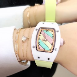实拍 理查德米勒 RichardMille 糖果棉花糖 最新爆款 bon bon系列最稀有的作品！克服传统工艺打破模式！钟表最受尊敬的技术之一。不是所有人的嫁妆，棉花糖运动曲线和颜色，它们是诱人的。有了理查德米勒，实现了把棉花糖戴在你的手腕上！白色陶瓷加上黄粉绿搪瓷表盘，RM-07柔和的颜色创造了一个组合...甜蜜！糖果店的一次旅行，一个让人难以置信的艺术品。你会戴上它吗？