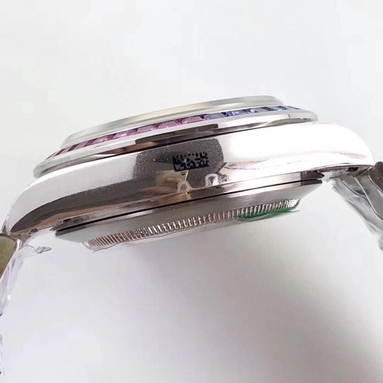 ROLEX 劳力士 彩虹拿一表难求!镶嵌根据原厂颜色渐变过渡最协调的36颗宝石进行优化处理,高度、角度一致,折射效果非常漂亮。蓝宝石透彻效果镜面,抛光打磨精湛细腻! ROLEX 劳力士 彩虹拿一表难求!镶嵌根据原厂颜色渐变过渡最协调的36颗宝石进行优化处理,高度、角度一致,折射效果非常漂亮。蓝宝石透彻效果镜面,抛光打磨精湛细腻!