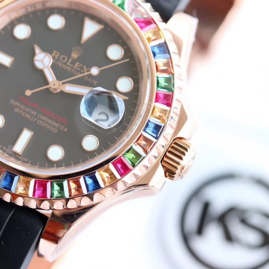 顶级做工KS出品：升级版劳力士金游艇Rolex yacht Master 116695SATS “糖豆”震撼来袭[色] 再度升级，糖豆彩钻版，集合上一代版本的优良做工，业内最顶尖的宝石工艺，同时全面升级基础不锈钢材质，使用真正的日本含镍不锈钢材料作为基础材料，模仿正品的永恒玫瑰金金钢技术，镀层更加持久耐用，耐腐蚀。装载2836、3135机芯，尺寸40mm。蓝光放大镜，超强夜光！现下单额外赠送胶带一副！