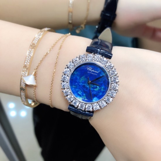实拍 萧邦新款不断 重点推荐 重磅来袭 LHEUR DU DIAMANT珠宝镶系列,全套精钢镂空打造,光滑精致无暇,采用最新手法三爪镶石工艺,与原装正品一致,尺寸及细节完美至无可挑剔,整表美轮美奂由你任意搭配出行或各种宴会派对,该款专用进口机械机芯,整机保持原状态无改动,稳定性众所周知!表扣饱满不显臃肿,七颗钻石及整个表扣呈现的弧度与镂空的鸟巢壳身完美绝配,搭配之对应效果令你无可挑剔,表带制作精良,狠下本钱采用进口高光牛皮 一点也不逊于市场的一般鳄鱼皮。 实拍 萧邦新款不断 重点推荐 重磅来袭 LHEUR DU DIAMANT珠宝镶系列,全套精钢镂空打造,光滑精致无暇,采用最新手法三爪镶石工艺,与原装正品一致,尺寸及细节完美至无可挑剔,整表美轮美奂由你任意搭配出行或各种宴会派对,该款专用进口机械机芯,整机保持原状态无改动,稳定性众所周知!表扣饱满不显臃肿,七颗钻石及整个表扣呈现的弧度与镂空的鸟巢壳身完美绝配,搭配之对应效果令你无可挑剔,表带制作精良,狠下本钱采用进口高光牛皮 一点也不逊于市场的一般鳄鱼皮。