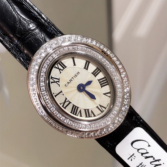 实拍 Cartier HYPNOSE系列腕表卡地亚椭圆双环交叠,演绎卡地亚柔美细腻的标志性风格。腕表灵动深邃,玫瑰金表壳镶嵌明亮式切割圆钻,太阳纹放射效果的表盘与剑形蓝钢指针,搭配鳄鱼皮带 典雅又唯美,再随机配送一条牛皮 30*26mm小号表款,搭配瑞士石英机芯,非常适合女性佩戴。 实拍 Cartier HYPNOSE系列腕表卡地亚椭圆双环交叠,演绎卡地亚柔美细腻的标志性风格。腕表灵动深邃,玫瑰金表壳镶嵌明亮式切割圆钻,太阳纹放射效果的表盘与剑形蓝钢指针,搭配鳄鱼皮带 典雅又唯美,再随机配送一条牛皮 30*26mm小号表款,搭配瑞士石英机芯,非常适合女性佩戴。