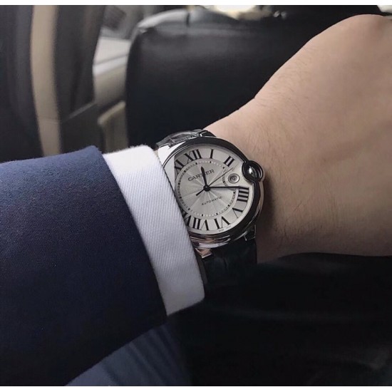 卡地亚 蓝气球「 Cartier 」凹面弧形表壳,扭索雕纹表盘,剑形指针,在卡地亚制表世界中,Ballon Bleu 蓝气球腕表以风格细腻,格调高雅著称。 卡地亚 蓝气球「 Cartier 」凹面弧形表壳,扭索雕纹表盘,剑形指针,在卡地亚制表世界中,Ballon Bleu 蓝气球腕表以风格细腻,格调高雅著称。
