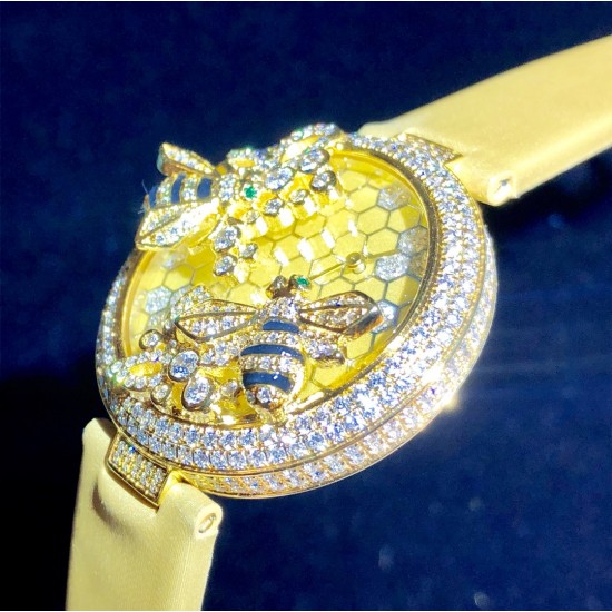 实拍 Cartier-卡地亚 创意宝石BESTIAIRE系列 HPI00480 珐琅 40毫米 石英机芯 女士腕表 黄金表盘 镶钻 半透明黄色内填珐琅 2只黄金蜜蜂装饰 镶嵌明亮式切割圆钻 黄色钻石及黑色珐琅条纹 4枚祖母绿蜂眼 这款腕表由尊贵超凡的金属雕琢而成 并衬以珍奇夺目的宝石 堪称高级珠宝中的真正典范 不仅如此 把一株繁茂的植物或者一只惊艳的动物设计成为表盘的造型 既给品牌创意增添了一丝神秘 又在作品中蕴藏了一份雅致 实拍 Cartier-卡地亚 创意宝石BESTIAIRE系列 HPI00480 珐琅 40毫米 石英机芯 女士腕表 黄金表盘 镶钻 半透明黄色内填珐琅 2只黄金蜜蜂装饰 镶嵌明亮式切割圆钻 黄色钻石及黑色珐琅条纹 4枚祖母绿蜂眼 这款腕表由尊贵超凡的金属雕琢而成 并衬以珍奇夺目的宝石 堪称高级珠宝中的真正典范 不仅如此 把一株繁茂的植物或者一只惊艳的动物设计成为表盘的造型 既给品牌创意增添了一丝神秘 又在作品中蕴藏了一份雅致