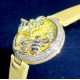 实拍 Cartier-卡地亚 创意宝石BESTIAIRE系列 HPI00480 珐琅 40毫米 石英机芯 女士腕表 黄金表盘 镶钻 半透明黄色内填珐琅 2只黄金蜜蜂装饰 镶嵌明亮式切割圆钻 黄色钻石及黑色珐琅条纹 4枚祖母绿蜂眼 这款腕表由尊贵超凡的金属雕琢而成 并衬以珍奇夺目的宝石 堪称高级珠宝中的真正典范 不仅如此 把一株繁茂的植物或者一只惊艳的动物设计成为表盘的造型 既给品牌创意增添了一丝神秘 又在作品中蕴藏了一份雅致 实拍 Cartier-卡地亚 创意宝石BESTIAIRE系列 HPI00480 珐琅 40毫米 石英机芯 女士腕表 黄金表盘 镶钻 半透明黄色内填珐琅 2只黄金蜜蜂装饰 镶嵌明亮式切割圆钻 黄色钻石及黑色珐琅条纹 4枚祖母绿蜂眼 这款腕表由尊贵超凡的金属雕琢而成 并衬以珍奇夺目的宝石 堪称高级珠宝中的真正典范 不仅如此 把一株繁茂的植物或者一只惊艳的动物设计成为表盘的造型 既给品牌创意增添了一丝神秘 又在作品中蕴藏了一份雅致