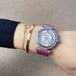 ★实拍 萧邦 CHOPARD IMPERIALE 系列腕表。独特风格带您走进一个新阶段并且成功塑造了崇尚自我表达和与众不同的生活化概念，316精钢材质，此表款全手工镶嵌施华洛世奇水晶钻，成为了美式奢侈生活风格的代表！进口石英机芯以及精细做工，佩戴贴手舒适，设计风格简约明朗。充满奢华璀璨的气息，光彩夺人、让你瞬间提升华丽的气质 ！