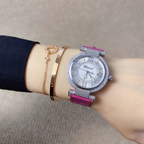 ★实拍 萧邦 CHOPARD IMPERIALE 系列腕表。独特风格带您走进一个新阶段并且成功塑造了崇尚自我表达和与众不同的生活化概念,316精钢材质,此表款全手工镶嵌施华洛世奇水晶钻,成为了美式奢侈生活风格的代表!进口石英机芯以及精细做工,佩戴贴手舒适,设计风格简约明朗。充满奢华璀璨的气息,光彩夺人、让你瞬间提升华丽的气质 ! ★实拍 萧邦 CHOPARD IMPERIALE 系列腕表。独特风格带您走进一个新阶段并且成功塑造了崇尚自我表达和与众不同的生活化概念,316精钢材质,此表款全手工镶嵌施华洛世奇水晶钻,成为了美式奢侈生活风格的代表!进口石英机芯以及精细做工,佩戴贴手舒适,设计风格简约明朗。充满奢华璀璨的气息,光彩夺人、让你瞬间提升华丽的气质 !