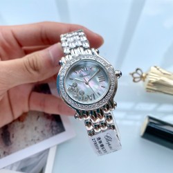 萧邦 Chopard Happy Diamonds 走珠系列腕表。巧妙运用其经典元素，发挥传奇般的大胆创意，展现浓厚的现代气息。天然珍珠贝母表盘搭配罗马、条钉刻度，采用双层玻璃镜面使钻石在表盘悬空游走，进口石英机芯，气质优雅之选，让你举手投足间优雅从容。尺寸32mm*35mm*10mm️