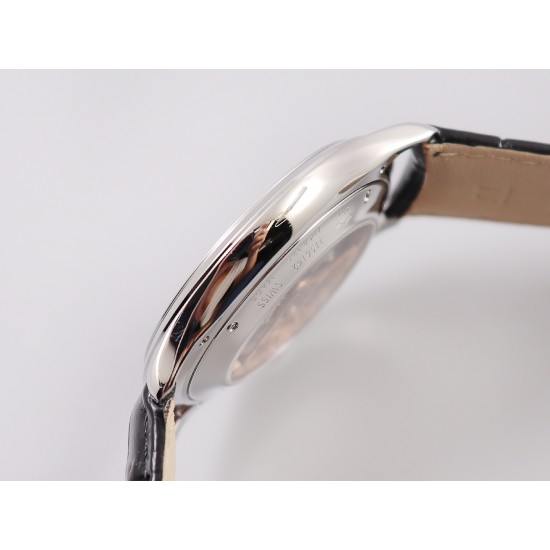 TW出品 积家超薄大师Q1288420系列腕表尺寸: 40mm x 8.0mm 316L精钢 蓝宝石镜面 牛皮表带 折叠扣 防水30米。机芯: 日本9015机芯改Cal.896机芯。TW工厂耗时长达十八个月 积家大师系列 终于出货 原版正品开模 TW不求速度力求把握好每一个细节 阴阳子母指针完全吻合原版设计(一半拉沙一半抛光) 圈口 中壳 底盖三件套同步原装版型 还原正品气质 字面金属放射纹路质感十足 蓝宝石玻璃通透叫板正品 TW出品必属精品,因为用心,所以专业(实力拍,实拍无P图) TW出品 积家超薄大师Q1288420系列腕表尺寸: 40mm x 8.0mm 316L精钢 蓝宝石镜面 牛皮表带 折叠扣 防水30米。机芯: 日本9015机芯改Cal.896机芯。TW工厂耗时长达十八个月 积家大师系列 终于出货 原版正品开模 TW不求速度力求把握好每一个细节 阴阳子母指针完全吻合原版设计(一半拉沙一半抛光) 圈口 中壳 底盖三件套同步原装版型 还原正品气质 字面金属放射纹路质感十足 蓝宝石玻璃通透叫板正品 TW出品必属精品,因为用心,所以专业(实力拍,实拍无P图)