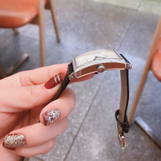 法兰克穆勒Franck muller- 全新爆版长岛系列 新颖FM大logo独特字面 女士潮流腕表 进口石英机芯 316L精钢表壳 真牛皮表带 本款腕表备受时尚女性喜爱,在不同的场合 映耀着她们各自的独特个性与迷人风华 法兰克穆勒Franck muller- 全新爆版长岛系列 新颖FM大logo独特字面 女士潮流腕表 进口石英机芯 316L精钢表壳 真牛皮表带 本款腕表备受时尚女性喜爱,在不同的场合 映耀着她们各自的独特个性与迷人风华