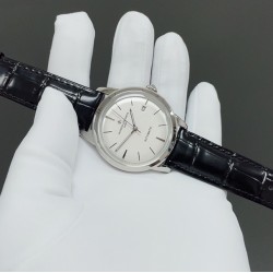 【TW 最新出品爆款推荐 】江诗丹顿Vacheron constantin 经典之美品鉴江诗.丹顿传袭系列腕表！TW制表师团队历时8个月精心设计，敢为人先，力求完美。 款式采用原装9015机芯，每小时振频28800次，零返修质量✅。TW厂独家研发壳套，独家的锅盖玻璃材质！直径40mm，超强3D立体感，超薄工艺。款式表盘上采用经典独家内影作为刻度，更显示出这款腕表的华贵气质。款式搭配意大利牛皮让手腕更贴合舒适 ⌚️江诗丹顿，你终将拥有的腕表