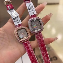 品牌：卡地亚系列：coussindeCartier机芯：石英表径：30.44*33.78表壳厚度：7.08毫米满钻：方形：蓝宝石镜面：表带材质：美州鳄鱼皮