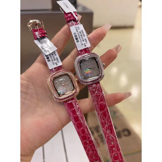品牌：卡地亚系列：coussindeCartier机芯：石英表径：30.44*33.78表壳厚度：7.08毫米满钻：方形：蓝宝石镜面：表带材质：美州鳄鱼皮