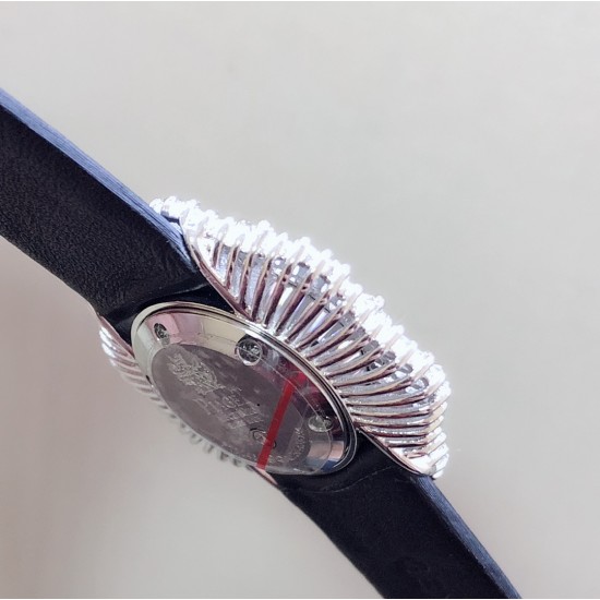实拍 最新颜色 PIAGET伯爵 Limelight非凡珍品腕表系列 表壳直径为33mm ,电镀白金,瑞士朗达石英机芯 。手表表壳由花瓣造型上镶嵌112颗特制切割方形钻石于表圈 彰显奢华 蓝宝石水晶镜面 搭配绸缎丝绢皮。这不仅是一款非凡的腕表,更堪称一件珠宝工艺杰作,完美结合创意 打破常规的切割,彰显着珠宝腕表的优雅魅力 实拍 最新颜色 PIAGET伯爵 Limelight非凡珍品腕表系列 表壳直径为33mm ,电镀白金,瑞士朗达石英机芯 。手表表壳由花瓣造型上镶嵌112颗特制切割方形钻石于表圈 彰显奢华 蓝宝石水晶镜面 搭配绸缎丝绢皮。这不仅是一款非凡的腕表,更堪称一件珠宝工艺杰作,完美结合创意 打破常规的切割,彰显着珠宝腕表的优雅魅力