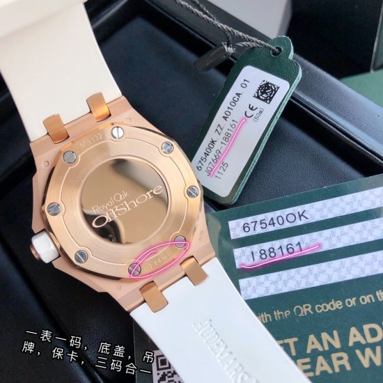 (真正高端稀有品)爱彼A皇家橡树离岸系列37mm石英女表,瑞士进口石英机芯 此款爱彼是女款,不仅拥有男表的硬朗霸气风格,还增加了几分柔美、使得女装腕表更加时尚个性也是当下最热门的爱彼女式腕表之一!表壳904精钢镶钻32颗2.05mm大小明亮式vvs级别切割美钻(约1.02克拉)带来非凡触感与视觉享受,据爱彼柜台sale介绍他们的钻石只用D色镶嵌,呈现璀璨光泽,这才是珠宝手表才有的态度 表带采用白色液态硅胶经欧盟认证环保材质制成脏了可用清水冲洗干净或湿纸巾擦净即可,❤️非常难得的款式希望你们不要错过 (真正高端稀有品)爱彼A皇家橡树离岸系列37mm石英女表,瑞士进口石英机芯 此款爱彼是女款,不仅拥有男表的硬朗霸气风格,还增加了几分柔美、使得女装腕表更加时尚个性也是当下最热门的爱彼女式腕表之一!表壳904精钢镶钻32颗2.05mm大小明亮式vvs级别切割美钻(约1.02克拉)带来非凡触感与视觉享受,据爱彼柜台sale介绍他们的钻石只用D色镶嵌,呈现璀璨光泽,这才是珠宝手表才有的态度 表带采用白色液态硅胶经欧盟认证环保材质制成脏了可用清水冲洗干净或湿纸巾擦净即可,❤️非常难得的款式希望你们不要错过
