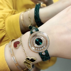【独家美拍萧邦经邦萧邦HAPPY DIAMONDS系列快乐钻腕表】新增最新绿表盘 蓝宝石玻璃镜面 我们就是自己的神话 原厂瑞士石英机芯 镜面内7颗快乐钻自由转动 活动钻石围绕表盘回旋起舞 制作精巧的表壳玩味透明概念 chopard家标志性的Happy钻石在两片蓝宝石水晶玻璃 形成的空间内自由滑动 充分展现自由和欢快的感觉 表壳顶端与底端各缀有一圈钻石 树叶形指针 较小的同心圆为珍珠母贝质地 呈圆满的球型 两个同心圆环上皆全手工镶有钻石 七颗灵动钻石如悬空漂浮一般 细节见真知