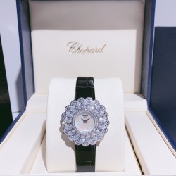 实拍 萧邦-Chopard❥ Precious Chopard系列❥瑞士石英机芯❥蓝宝石玻璃镜面❥表壳直径约36mm           厚度约8mm❥今年以“舞会”为主题，推出Precious Chopard系列高级珠宝与珠宝表新作。以钻石和多种彩色贵重宝石为Precious Chopard系列珠宝装饰出华丽的外衣，由最出色的珠宝师以卓绝工艺精心制作，散发出盛大晚会的恢宏气势。