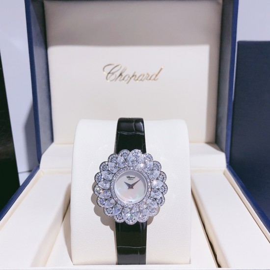 实拍 萧邦-Chopard❥ Precious Chopard系列❥瑞士石英机芯❥蓝宝石玻璃镜面❥表壳直径约36mm 厚度约8mm❥今年以“舞会”为主题,推出Precious Chopard系列高级珠宝与珠宝表新作。以钻石和多种彩色贵重宝石为Precious Chopard系列珠宝装饰出华丽的外衣,由最出色的珠宝师以卓绝工艺精心制作,散发出盛大晚会的恢宏气势。 实拍 萧邦-Chopard❥ Precious Chopard系列❥瑞士石英机芯❥蓝宝石玻璃镜面❥表壳直径约36mm 厚度约8mm❥今年以“舞会”为主题,推出Precious Chopard系列高级珠宝与珠宝表新作。以钻石和多种彩色贵重宝石为Precious Chopard系列珠宝装饰出华丽的外衣,由最出色的珠宝师以卓绝工艺精心制作,散发出盛大晚会的恢宏气势。