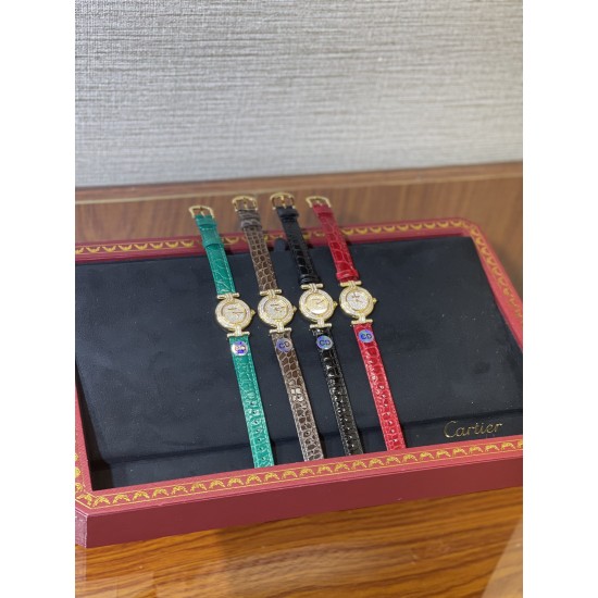 鳄鱼皮新品发布 奢华版满天星镶钻表盘卡地亚小旋风must de小金表vintage中古断货王，性价比高闭眼入。神仙颜值美绝trinity，小孩子才做选择，成年人都是all in![色]表径24mm，超薄厚度5.8mm，搭载瑞士石英机芯，罗马刻度奶油盘，简洁大两针，后镶天然美钻搭配鳄鱼皮表带更奢华超级闪。可仙可盐可甜，精致优雅上手绝美。时尚是一个经典的轮回～说不定今年的复古风，你就是走得最驾轻就熟的一个。推荐指数：⭐⭐⭐⭐⭐