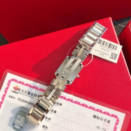 现货!卡家坦克真钻小表,表径25mm*20mm,原装瑞士石英机芯 ,表盘镶嵌11颗VS1.2天然真钻!经过中国GTC检测机构权威认证!给我们的钻表提供坚实有力的保障!卡地亚坦克Tank 系列腕表最早诞生于1917年,其设计理念源自于法国威龙坦克的平行切面,坦克履带形状演化而成的条钢设计,再搭配罗马数字时标,复古而不失内敛。目前出的版本已经是市场最顶配!一些专业玩表的玩家从细节就可以看到!正品完全拆解开模!并用原厂机芯真钻904钢材质!高端奢华。 现货!卡家坦克真钻小表,表径25mm*20mm,原装瑞士石英机芯 ,表盘镶嵌11颗VS1.2天然真钻!经过中国GTC检测机构权威认证!给我们的钻表提供坚实有力的保障!卡地亚坦克Tank 系列腕表最早诞生于1917年,其设计理念源自于法国威龙坦克的平行切面,坦克履带形状演化而成的条钢设计,再搭配罗马数字时标,复古而不失内敛。目前出的版本已经是市场最顶配!一些专业玩表的玩家从细节就可以看到!正品完全拆解开模!并用原厂机芯真钻904钢材质!高端奢华。
