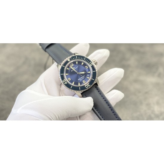 JB BLANCPAIN 宝珀 五十噚 五十寻 5015-12B40-O52A 潜水表 钛合金拉丝纹表壳 夜光蓝宝石表圈 蓝宝石镜面镀防眩光蓝膜 镀铑指针 蓝色日内瓦纹表盘(白色字印刷相对其他版本覆盖更好了) 超强夜光 1315机芯(调时间方向与原装相同,顺时针方向拧表冠分针顺时针走) 陶瓷自动砣 背透底盖 深蓝色尼龙纤维革表带 钛合金针扣 送表带更换工具两把以及表带安装生耳螺丝一对 45mm ZF厂出品 出货实拍 JB BLANCPAIN 宝珀 五十噚 五十寻 5015-12B40-O52A 潜水表 钛合金拉丝纹表壳 夜光蓝宝石表圈 蓝宝石镜面镀防眩光蓝膜 镀铑指针 蓝色日内瓦纹表盘(白色字印刷相对其他版本覆盖更好了) 超强夜光 1315机芯(调时间方向与原装相同,顺时针方向拧表冠分针顺时针走) 陶瓷自动砣 背透底盖 深蓝色尼龙纤维革表带 钛合金针扣 送表带更换工具两把以及表带安装生耳螺丝一对 45mm ZF厂出品 出货实拍