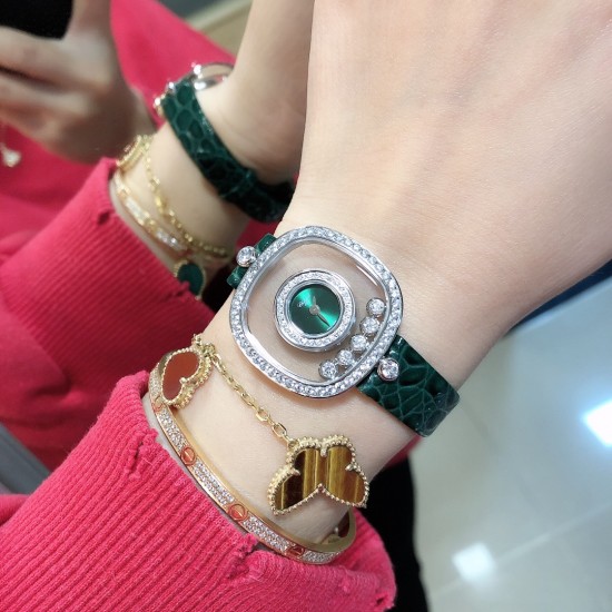 实拍 萧邦新增绿色表盘HAPPY DIAMONDS系列快乐钻腕表 3层蓝宝石玻璃镜面 我们就是自己的神话 原厂瑞士石英机芯 镜面内5颗快乐钻自由转动 活动钻石围绕表盘回旋起舞 制作精巧的表壳玩味透明概念 chopard家标志性的Happy钻石在两片蓝宝石水晶玻璃 形成的空间内自由滑动 充分展现自由和欢快的感觉 表壳顶端与底端各缀有一圈钻石 树叶形指针 较小的同心圆为珍珠母贝质地 呈圆满的球型 两个同心圆环上皆全手工镶有钻石 七颗灵动钻石如悬空漂浮一般 细节见真知。 实拍 萧邦新增绿色表盘HAPPY DIAMONDS系列快乐钻腕表 3层蓝宝石玻璃镜面 我们就是自己的神话 原厂瑞士石英机芯 镜面内5颗快乐钻自由转动 活动钻石围绕表盘回旋起舞 制作精巧的表壳玩味透明概念 chopard家标志性的Happy钻石在两片蓝宝石水晶玻璃 形成的空间内自由滑动 充分展现自由和欢快的感觉 表壳顶端与底端各缀有一圈钻石 树叶形指针 较小的同心圆为珍珠母贝质地 呈圆满的球型 两个同心圆环上皆全手工镶有钻石 七颗灵动钻石如悬空漂浮一般 细节见真知。