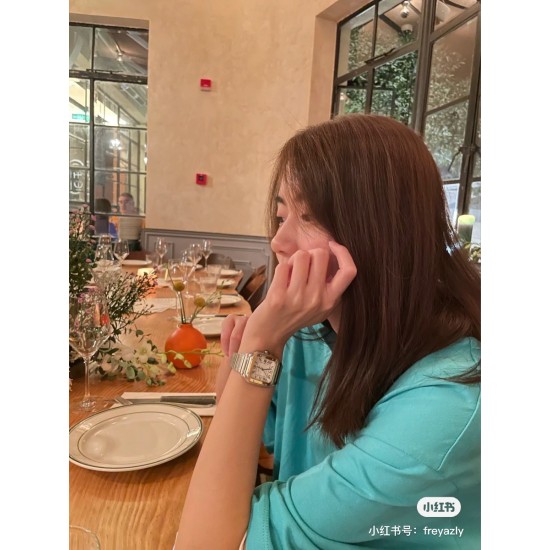 .钢带送皮带山度士女庄Santos de Cartier腕表 1⃣️表壳:316不锈钢2⃣️把的:七角形表冠 镶嵌一颗多切面蓝宝石 3⃣️表盘:阳光射线纹饰效果表盘/经典白罗马表盘4⃣️表针:剑型蓝钢指针 5⃣️表镜:蓝宝石水晶镜面 6⃣️钢表带:配备“SmartLink”表链调节装置 7⃣️表扣:搭配双重折叠表扣 表带均配备“QuickSwitch”表带快速替换装置 8⃣️表壳尺寸:35.1毫米 厚度:8.83毫米 防水深度10巴(约100米) .钢带送皮带山度士女庄Santos de Cartier腕表 1⃣️表壳:316不锈钢2⃣️把的:七角形表冠 镶嵌一颗多切面蓝宝石 3⃣️表盘:阳光射线纹饰效果表盘/经典白罗马表盘4⃣️表针:剑型蓝钢指针 5⃣️表镜:蓝宝石水晶镜面 6⃣️钢表带:配备“SmartLink”表链调节装置 7⃣️表扣:搭配双重折叠表扣 表带均配备“QuickSwitch”表带快速替换装置 8⃣️表壳尺寸:35.1毫米 厚度:8.83毫米 防水深度10巴(约100米)
