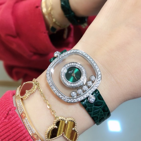 实拍 萧邦新增绿色表盘HAPPY DIAMONDS系列快乐钻腕表 3层蓝宝石玻璃镜面 我们就是自己的神话 原厂瑞士石英机芯 镜面内5颗快乐钻自由转动 活动钻石围绕表盘回旋起舞 制作精巧的表壳玩味透明概念 chopard家标志性的Happy钻石在两片蓝宝石水晶玻璃 形成的空间内自由滑动 充分展现自由和欢快的感觉 表壳顶端与底端各缀有一圈钻石 树叶形指针 较小的同心圆为珍珠母贝质地 呈圆满的球型 两个同心圆环上皆全手工镶有钻石 七颗灵动钻石如悬空漂浮一般 细节见真知。 实拍 萧邦新增绿色表盘HAPPY DIAMONDS系列快乐钻腕表 3层蓝宝石玻璃镜面 我们就是自己的神话 原厂瑞士石英机芯 镜面内5颗快乐钻自由转动 活动钻石围绕表盘回旋起舞 制作精巧的表壳玩味透明概念 chopard家标志性的Happy钻石在两片蓝宝石水晶玻璃 形成的空间内自由滑动 充分展现自由和欢快的感觉 表壳顶端与底端各缀有一圈钻石 树叶形指针 较小的同心圆为珍珠母贝质地 呈圆满的球型 两个同心圆环上皆全手工镶有钻石 七颗灵动钻石如悬空漂浮一般 细节见真知。