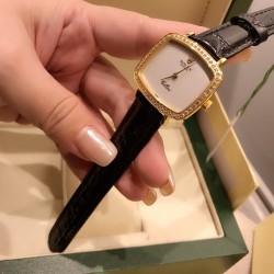最新劳力士Rolex采用知名经典的设计将它重新呈现，品牌的三方联名创造了一个独特的系列，同时满足了手表和街头爱好者的高要求。尺寸3228mm 进口意大利小牛皮带，腕间流年，诠释你的美，就是如此简单！