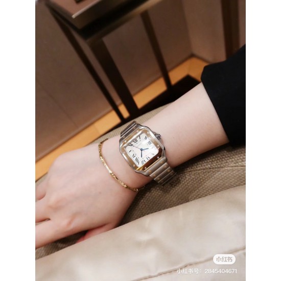 .钢带送皮带山度士女庄Santos de Cartier腕表 1⃣️表壳:316不锈钢2⃣️把的:七角形表冠 镶嵌一颗多切面蓝宝石 3⃣️表盘:阳光射线纹饰效果表盘/经典白罗马表盘4⃣️表针:剑型蓝钢指针 5⃣️表镜:蓝宝石水晶镜面 6⃣️钢表带:配备“SmartLink”表链调节装置 7⃣️表扣:搭配双重折叠表扣 表带均配备“QuickSwitch”表带快速替换装置 8⃣️表壳尺寸:35.1毫米 厚度:8.83毫米 防水深度10巴(约100米) .钢带送皮带山度士女庄Santos de Cartier腕表 1⃣️表壳:316不锈钢2⃣️把的:七角形表冠 镶嵌一颗多切面蓝宝石 3⃣️表盘:阳光射线纹饰效果表盘/经典白罗马表盘4⃣️表针:剑型蓝钢指针 5⃣️表镜:蓝宝石水晶镜面 6⃣️钢表带:配备“SmartLink”表链调节装置 7⃣️表扣:搭配双重折叠表扣 表带均配备“QuickSwitch”表带快速替换装置 8⃣️表壳尺寸:35.1毫米 厚度:8.83毫米 防水深度10巴(约100米)