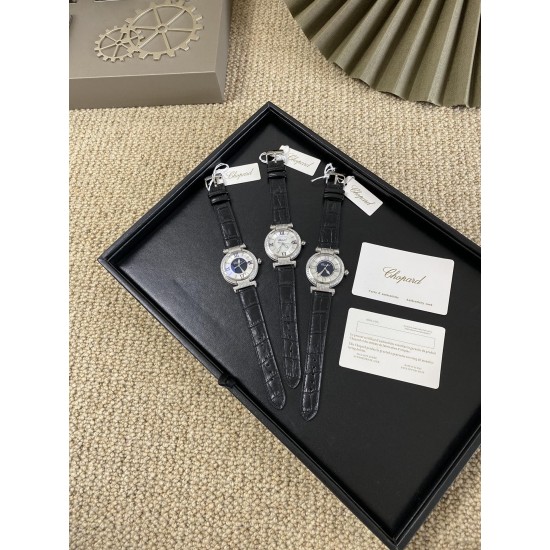 ★实拍 萧邦 CHOPARD IMPERIALE 系列腕表。独特风格带您走进一个新阶段并且成功塑造了崇尚自我表达和与众不同的生活化概念，316精钢材质，此表款全手工镶嵌施华洛世奇水晶钻，成为了美式奢侈生活风格的代表！进口石英机芯以及精细做工，佩戴贴手舒适，设计风格简约明朗。充满奢华璀璨的气息，光彩夺人、让你瞬间提升华丽的气质 ！