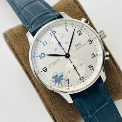 【万国 IWC 超级葡计正品终结者，最强升级】【表壳升级】重新调整磨具，升级圈口，中壳和底盖的细节。以及提升后期打磨处理工艺，使壳套整体配合的更加默契天衣无缝，没有死角。【表盘升级】提升字面刻度使之变得更加圆润，修正表盘中上下两个子盘的纹路。彻底提升了光泽度，使之变得更白和自然，保持和原装一样的效果。【表扣升级】提升表扣内里细节的打磨和拉丝。