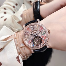 实拍 新品上市 法兰克穆勒 FRANCK MULLER  完美无瑕的设计，FM陀飞轮腕表震撼上市。腕表采用镂空式布局设计。机芯全貌一目了然，将复杂和神秘的陀飞轮装置完美显现。【重点介绍】采用精准稳定的海鸥陀飞轮手动机芯。丰满的机械感，。不仅将陀飞轮的机械美体现恰当，更是将她的神秘一览无遗的完美展示。【精彩细节】360度无死角镜面抛光，完美表达陀飞轮腕表高端大方的气质。意大利小牛皮表带，材质柔软，佩戴透气舒适，完美还原正品感觉。TW出品FM---GIGA陀飞轮，给您带来不一样的奢华体验！