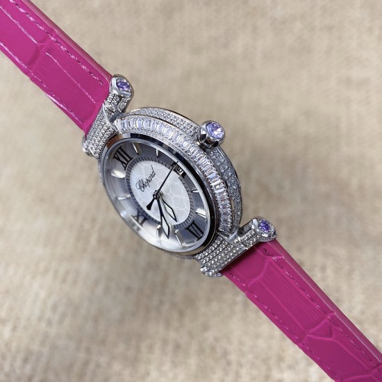 ★实拍 萧邦 CHOPARD IMPERIALE 系列腕表。独特风格带您走进一个新阶段并且成功塑造了崇尚自我表达和与众不同的生活化概念,316精钢材质,此表款全手工镶嵌施华洛世奇水晶钻,成为了美式奢侈生活风格的代表!进口石英机芯以及精细做工,佩戴贴手舒适,设计风格简约明朗。充满奢华璀璨的气息,光彩夺人、让你瞬间提升华丽的气质 ! ★实拍 萧邦 CHOPARD IMPERIALE 系列腕表。独特风格带您走进一个新阶段并且成功塑造了崇尚自我表达和与众不同的生活化概念,316精钢材质,此表款全手工镶嵌施华洛世奇水晶钻,成为了美式奢侈生活风格的代表!进口石英机芯以及精细做工,佩戴贴手舒适,设计风格简约明朗。充满奢华璀璨的气息,光彩夺人、让你瞬间提升华丽的气质 !